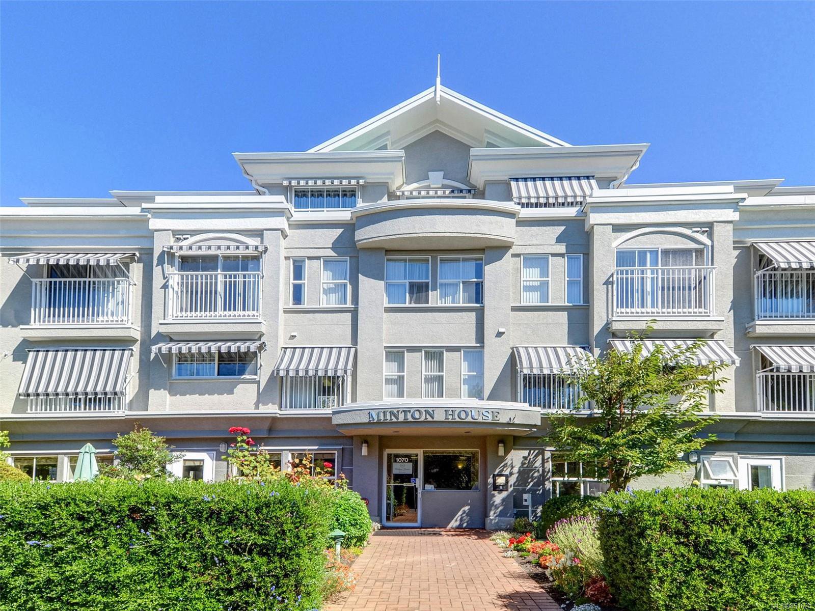 Main Photo: 302 1070 Southgate St in : Vi Fairfield West Condo for sale (Victoria) : MLS®# 851621