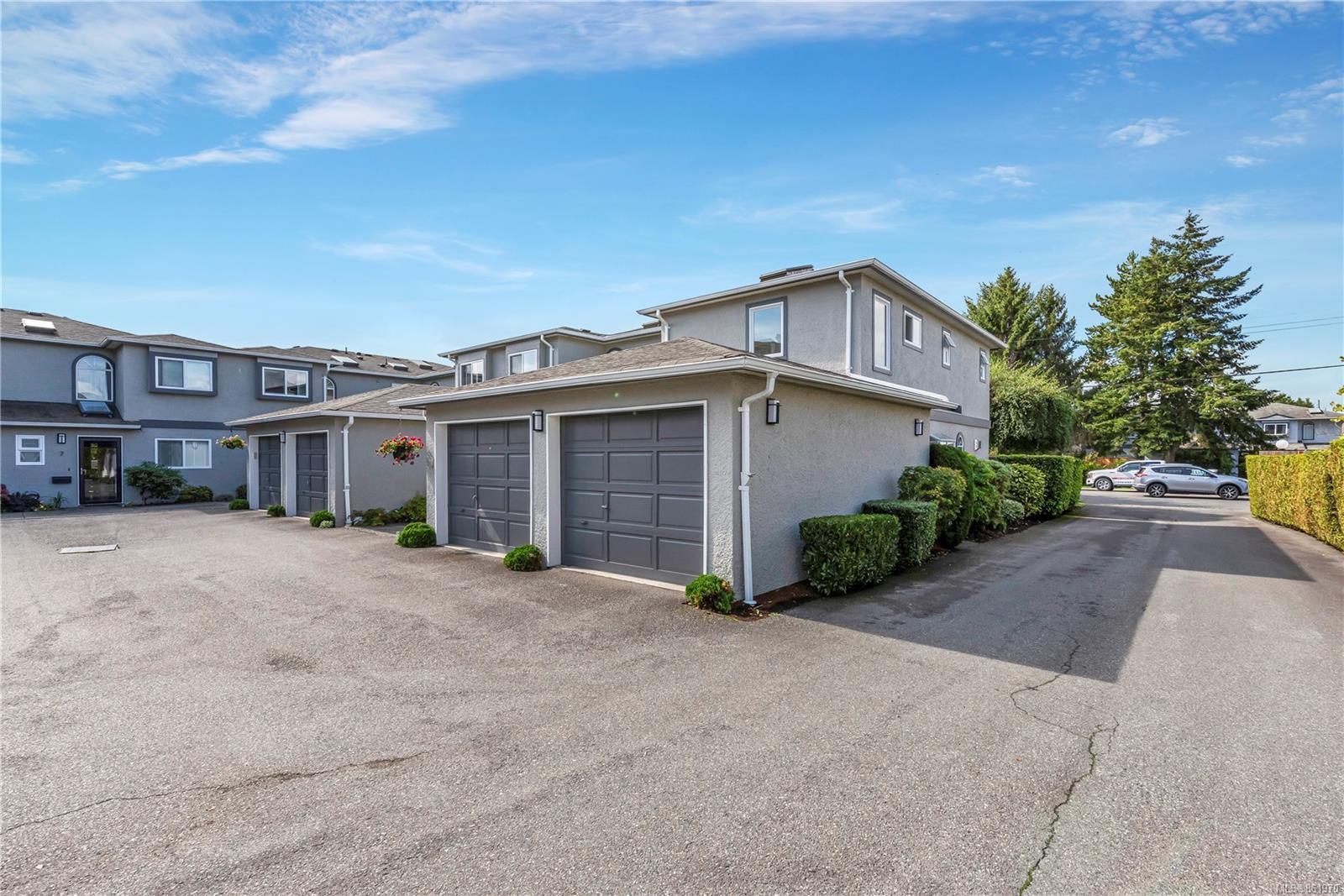 Main Photo: 1 9855 Resthaven Dr in : Si Sidney North-East Row/Townhouse for sale (Sidney) : MLS®# 861970