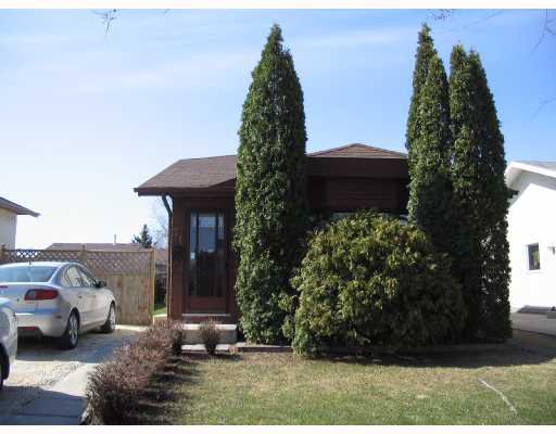 Main Photo: 71 TAUNUS Drive in WINNIPEG: North Kildonan Residential for sale (North East Winnipeg) : MLS®# 2809015