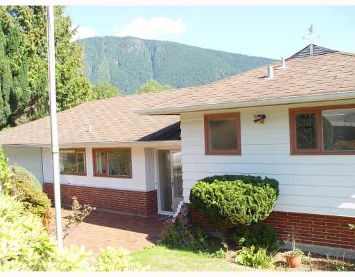 Main Photo: 100 BONNYMUIR Drive in West Vancouver: Glenmore House for sale : MLS®# V669905