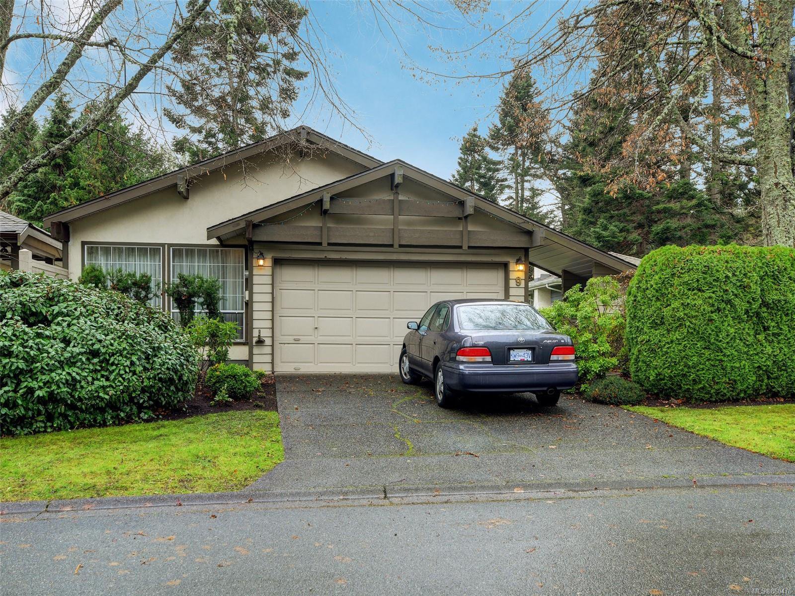 Main Photo: 9 4630 Lochside Dr in : SE Broadmead Row/Townhouse for sale (Saanich East) : MLS®# 860476