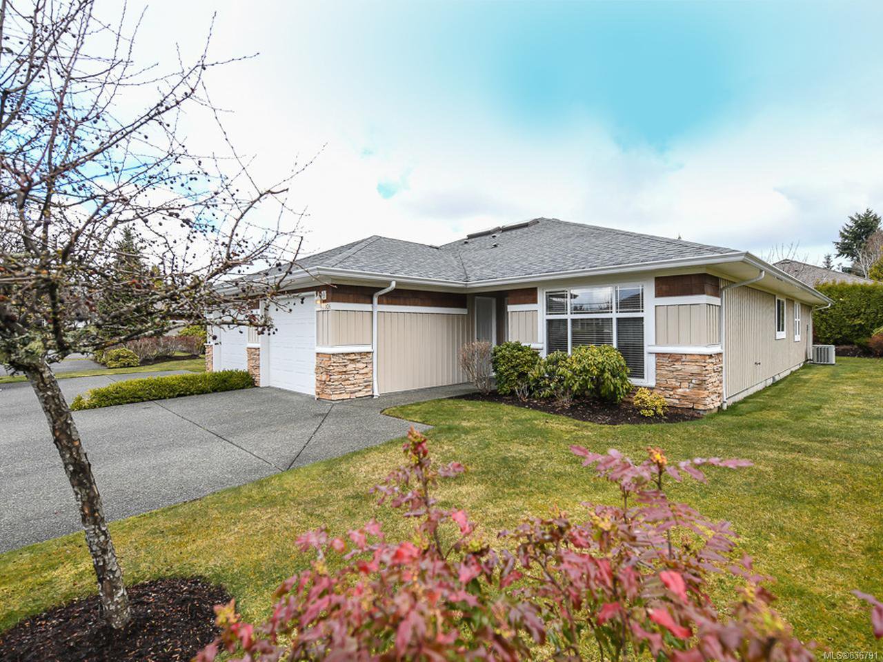 Main Photo: 106 2077 St Andrews Way in COURTENAY: CV Courtenay East Row/Townhouse for sale (Comox Valley) : MLS®# 836791