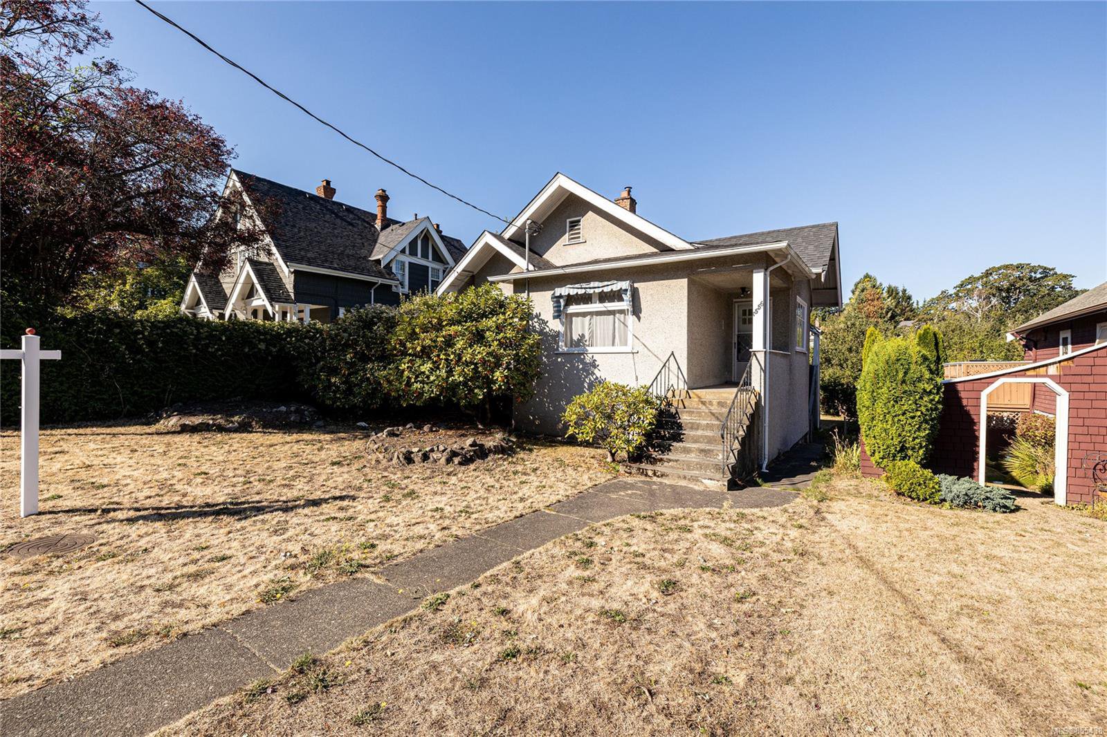Main Photo: 1556 Monterey Ave in : OB North Oak Bay House for sale (Oak Bay) : MLS®# 855438
