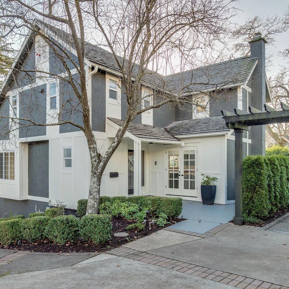 Main Photo: 1741 Patly Pl in : Vi Rockland House for sale (Victoria) : MLS®# 861249