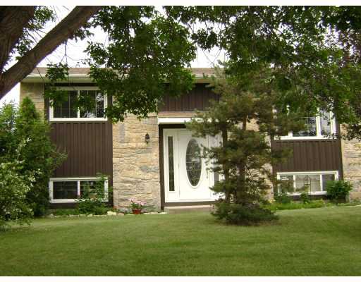 Main Photo: 140 BENTLEY Street in WINNIPEG: Maples / Tyndall Park Residential for sale (North West Winnipeg) : MLS®# 2813042