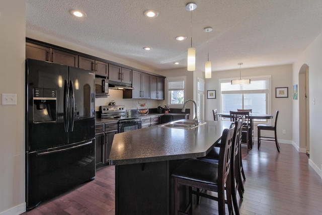 Main Photo: 5611 17 AV SW in Edmonton: Zone 53 House for sale : MLS®# E4176356