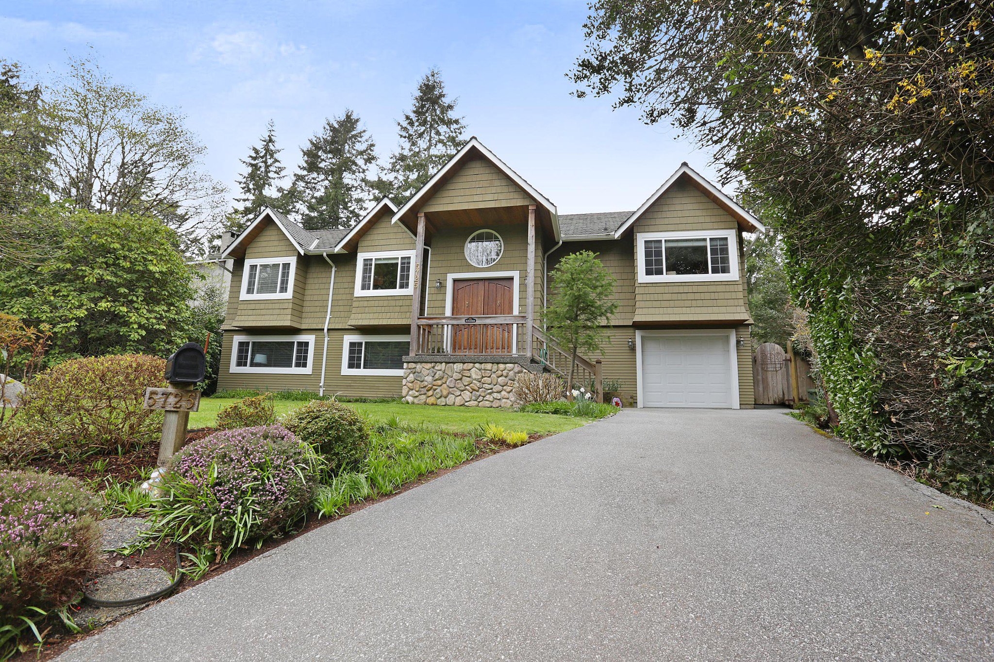 Main Photo: 5725 BLUEBELL Drive in West Vancouver: House for sale : MLS®# R2487783