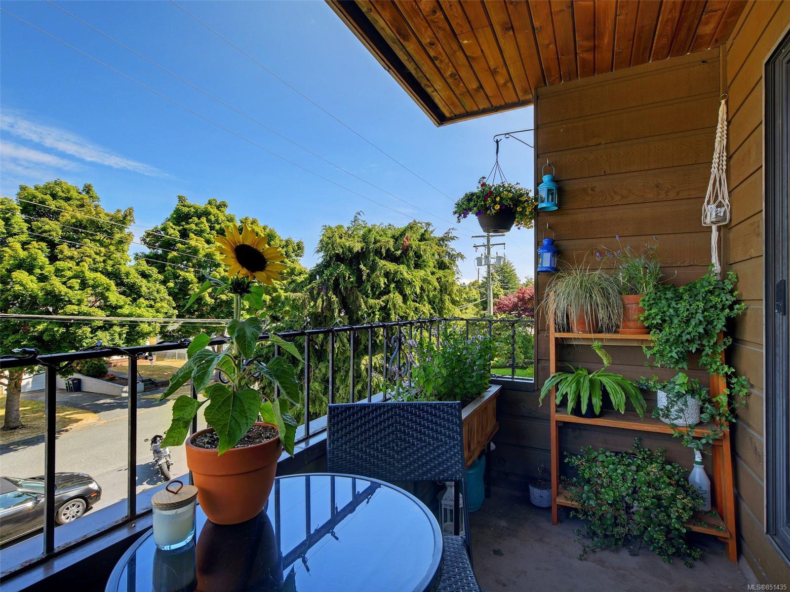 Main Photo: 306 1571 Mortimer St in : SE Mt Tolmie Condo for sale (Saanich East) : MLS®# 851435