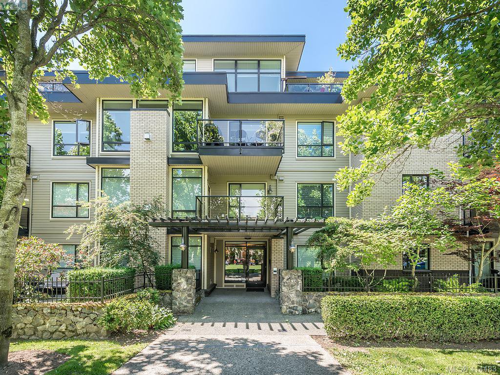 Main Photo: 304 330 Waterfront Cres in VICTORIA: Vi Rock Bay Condo for sale (Victoria) : MLS®# 822083