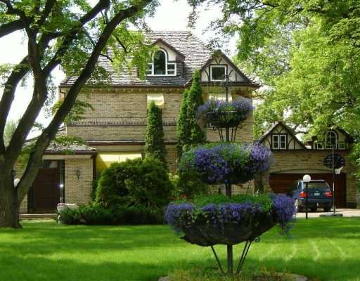 Main Photo: 542 HENDERSON Highway in WINNIPEG: East Kildonan Residential for sale (North East Winnipeg) : MLS®# 2920776