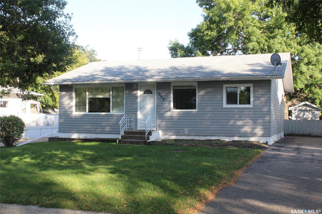 Main Photo: 308 2nd Avenue East in Lampman: Residential for sale : MLS®# SK824556