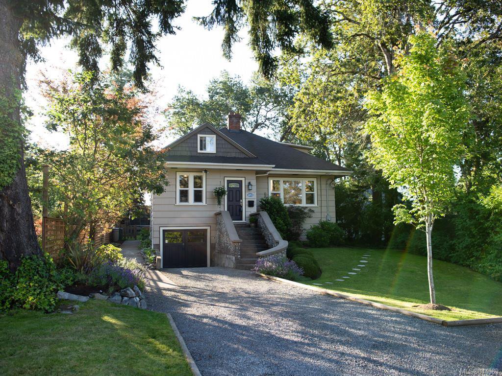 Main Photo: 4153 North Rd in Saanich: SW Strawberry Vale House for sale (Saanich West) : MLS®# 844689