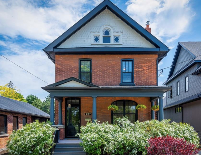 Main Photo: 207 Beech Street in Collingwood: House for sale