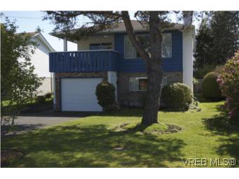 Main Photo: 1615 Hawthorne St in VICTORIA: SE Gordon Head House for sale (Saanich East) : MLS®# 535961