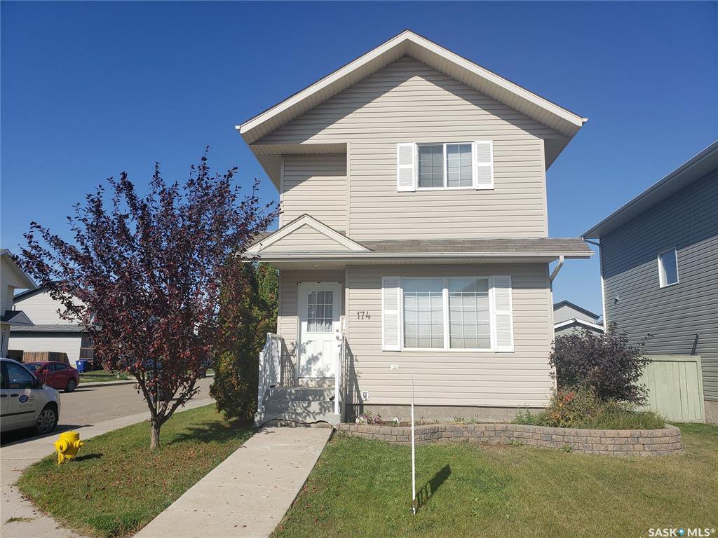 Main Photo: 174 BLAKENEY Crescent in Saskatoon: Confederation Park Residential for sale : MLS®# SK786900