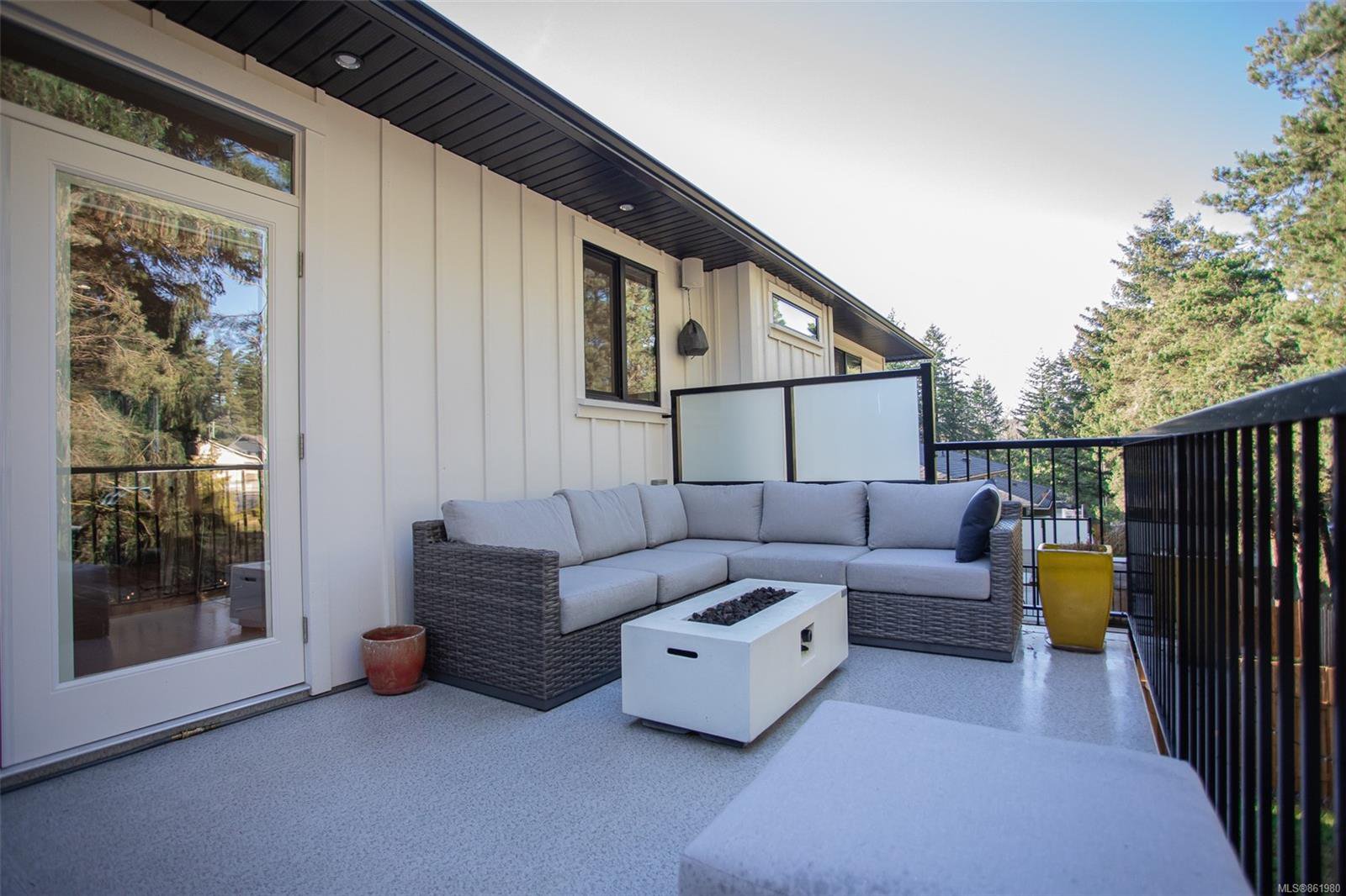 460 Realty Win Myint and Sandy Liu real estate agents in Nanaimo