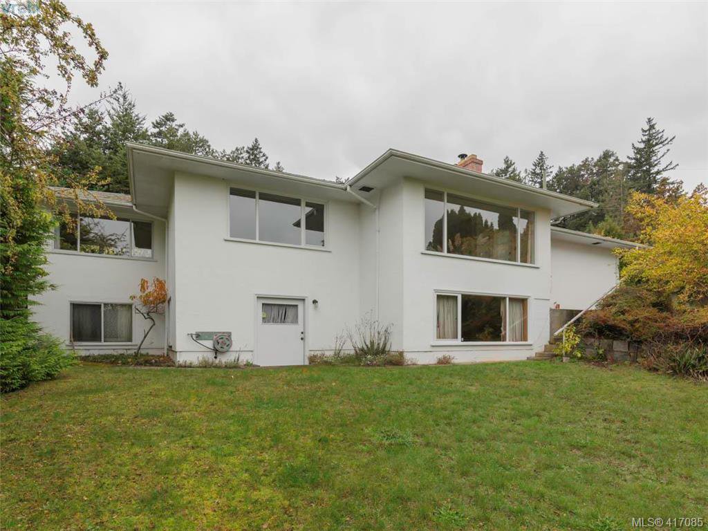 Main Photo: 3985 Hollydene Pl in VICTORIA: SE Arbutus House for sale (Saanich East) : MLS®# 827429