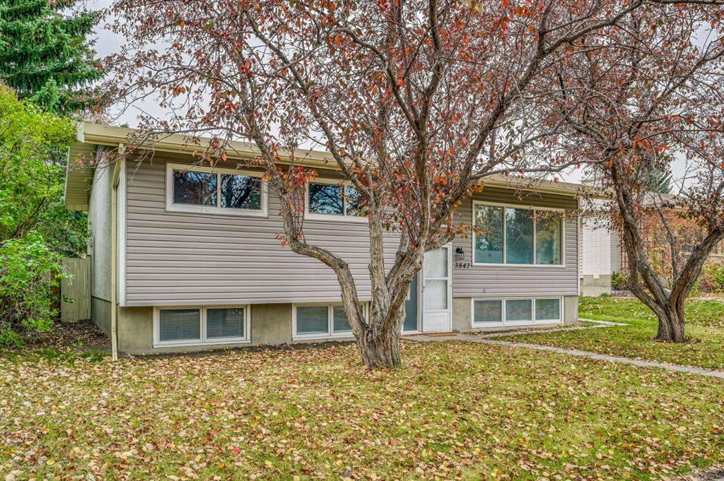 Main Photo: 3847 Varsity Drive in Calgary: Varsity Detached for sale : MLS®# A1043374