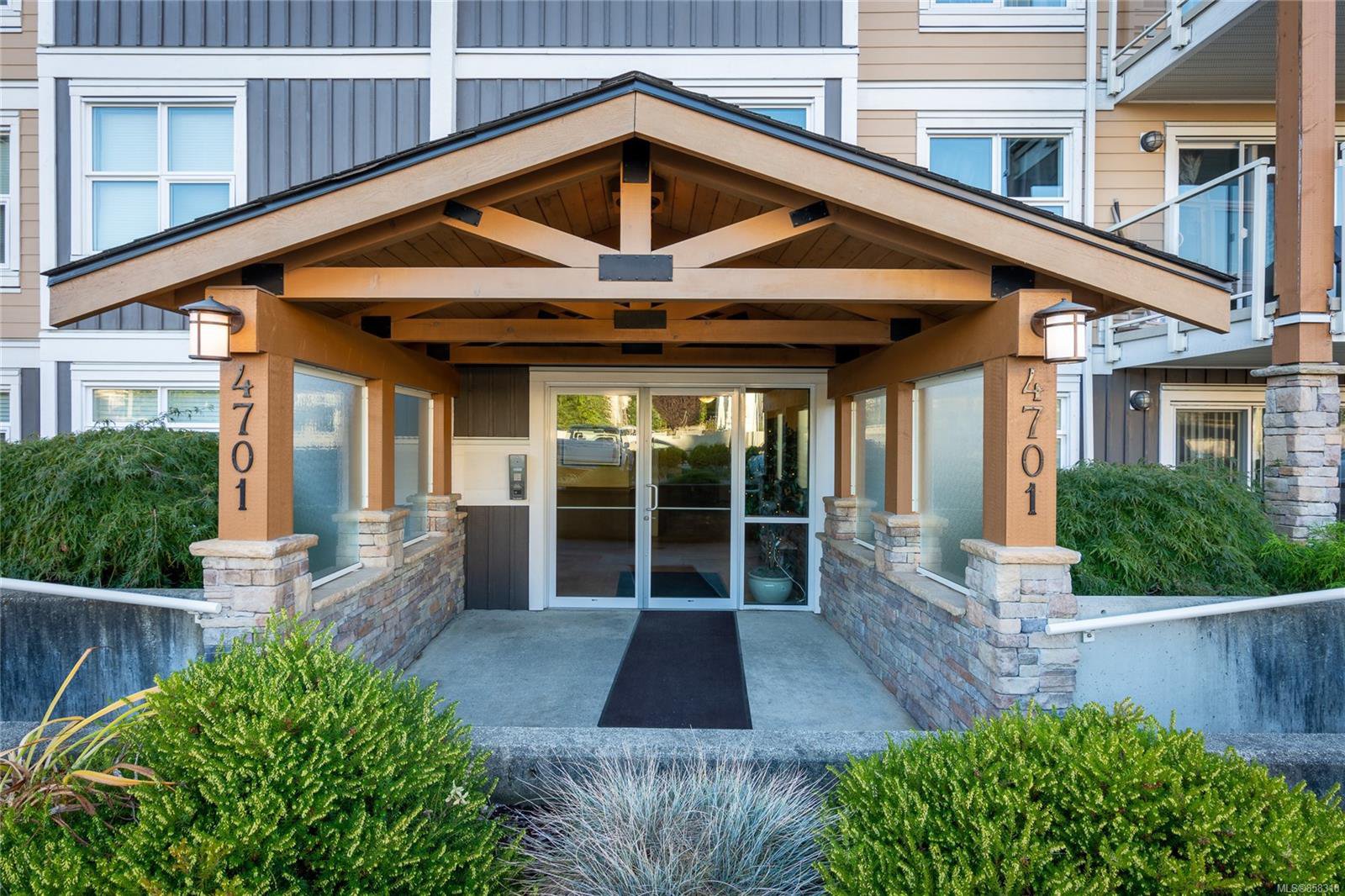Main Photo: 409 4701 UPLANDS Dr in : Na Uplands Condo for sale (Nanaimo) : MLS®# 858318