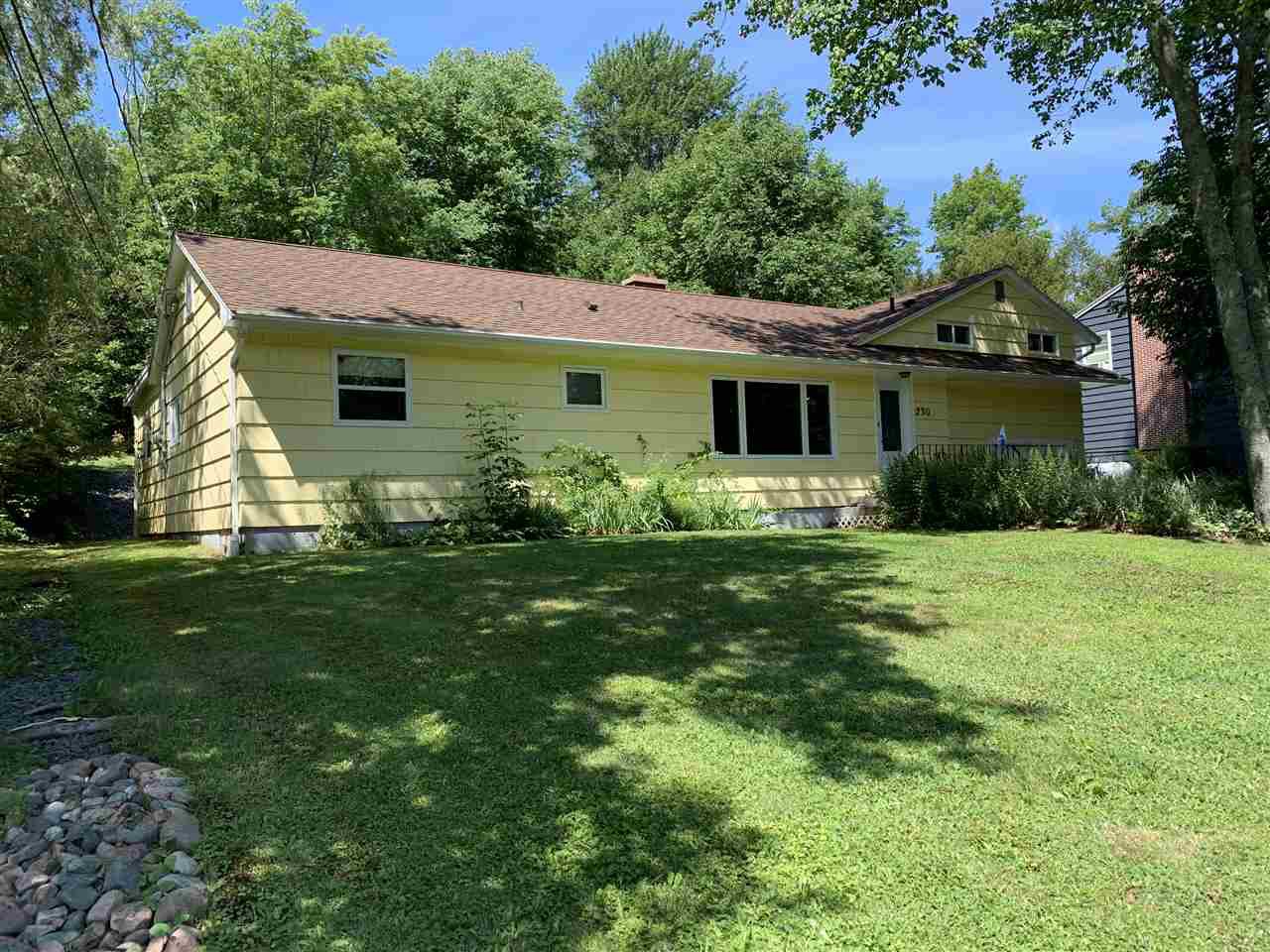 Main Photo: 230 Lockview Road in Fall River: 30-Waverley, Fall River, Oakfield Residential for sale (Halifax-Dartmouth) : MLS®# 202015295