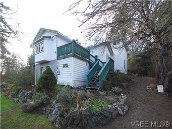 Main Photo: 3938 Wilkinson Road in VICTORIA: SW Strawberry Vale Single Family Detached for sale (Saanich West) : MLS®# 286579