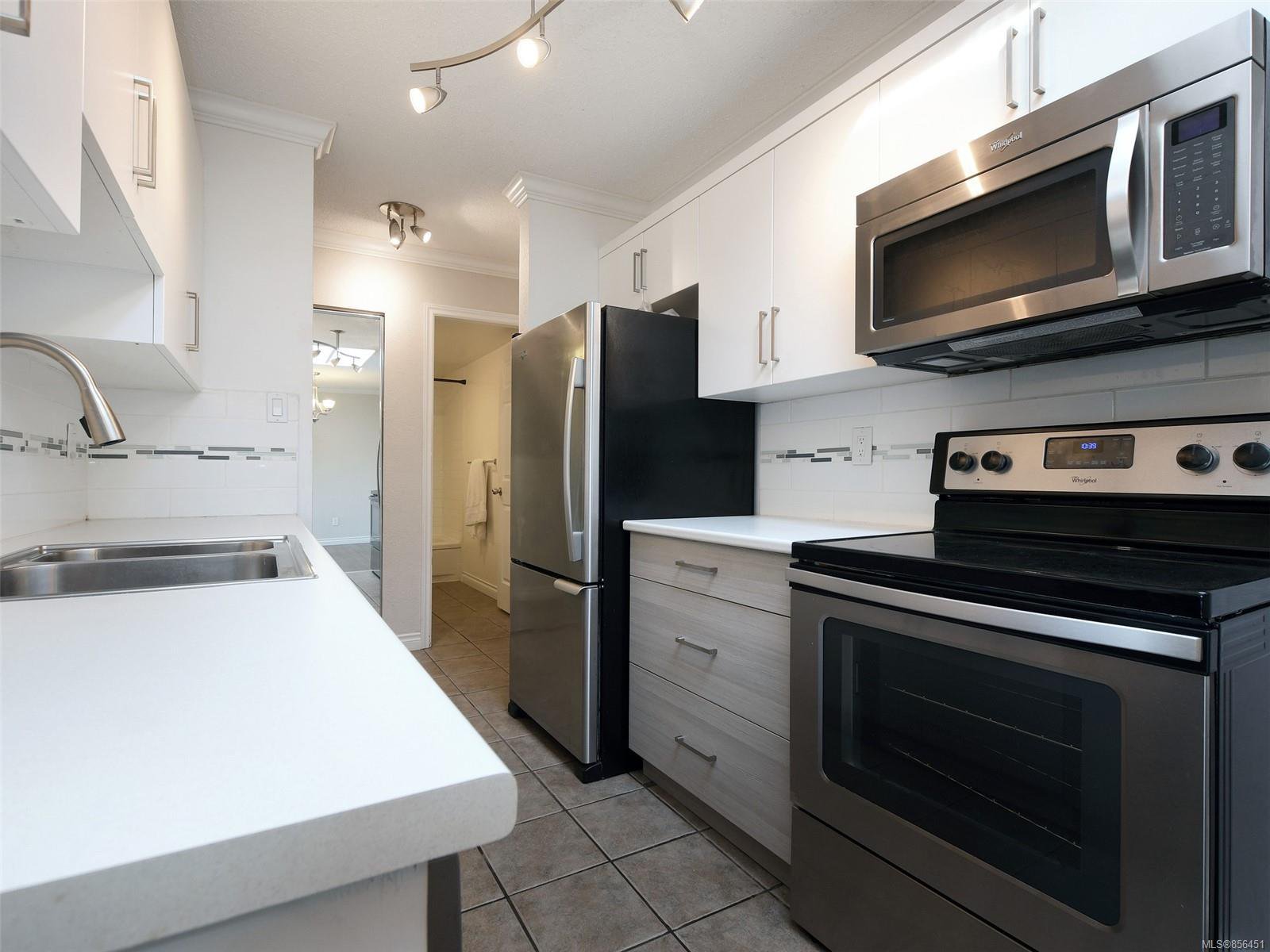 Main Photo: 418 909 Pembroke St in : Vi Central Park Condo for sale (Victoria) : MLS®# 856451