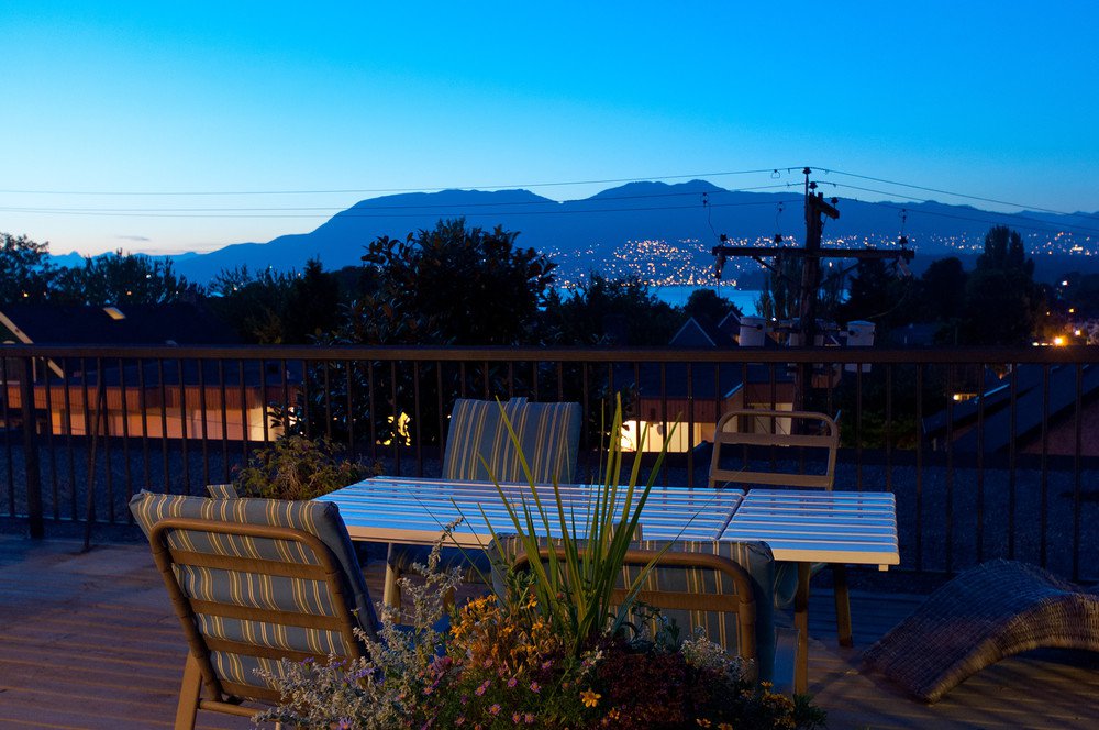 Main Photo: 402 2125 West 2nd Ave in Sunny Lodge - who doesn't want to live at Sunny Lodge?: Home for sale : MLS®# r2020337