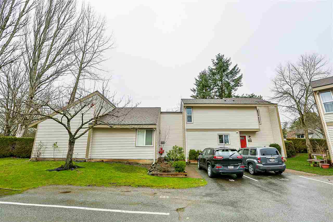 Main Photo: 6187 E GREENSIDE DRIVE in Surrey: Cloverdale BC Townhouse for sale (Cloverdale) : MLS®# R2237894