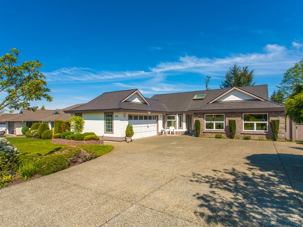 Main Photo: 981 Royal Dornoch Drive in Eaglecrest: House for sale