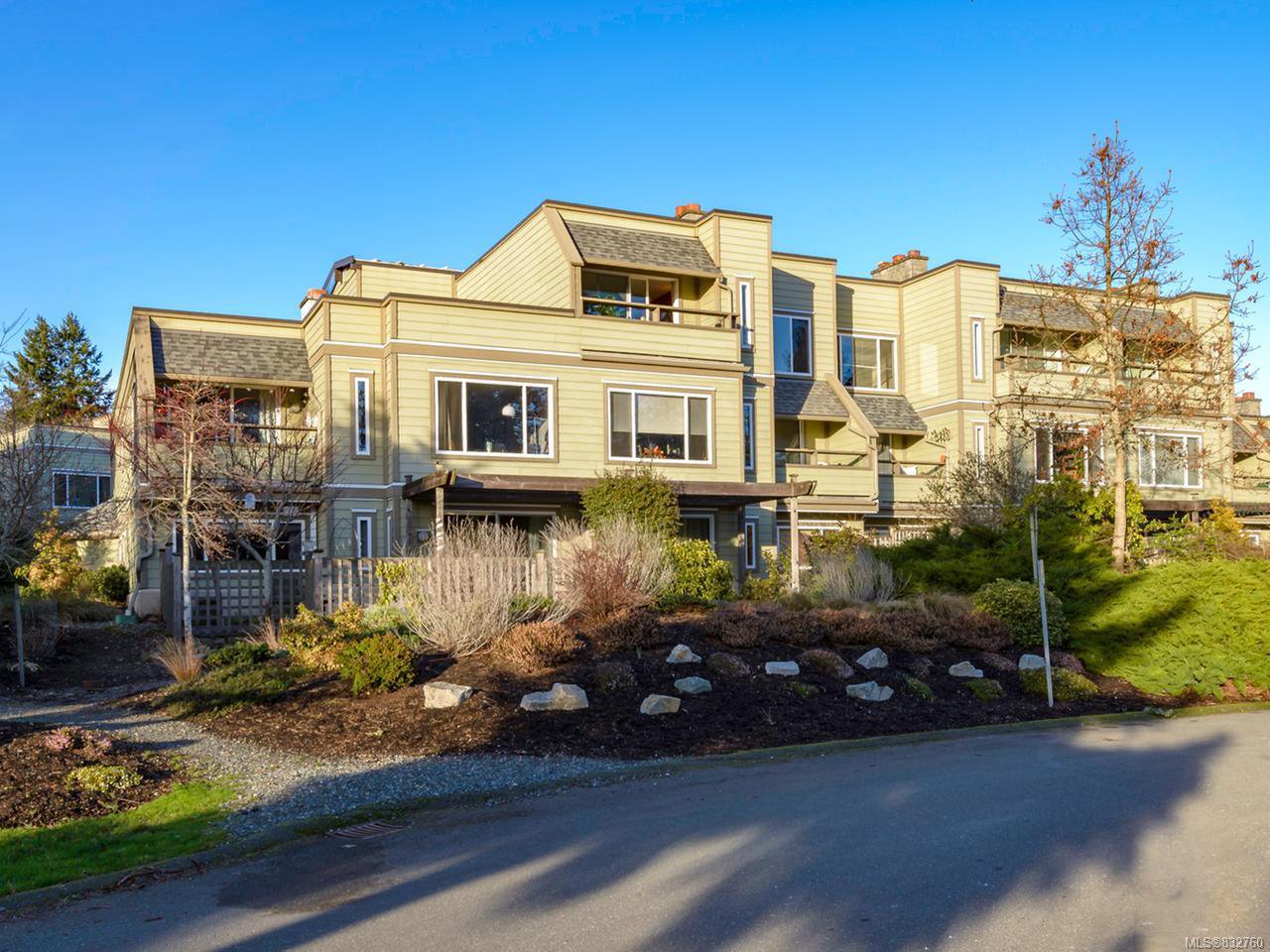 Main Photo: 304 2250 Manor Pl in COMOX: CV Comox (Town of) Condo for sale (Comox Valley) : MLS®# 832760