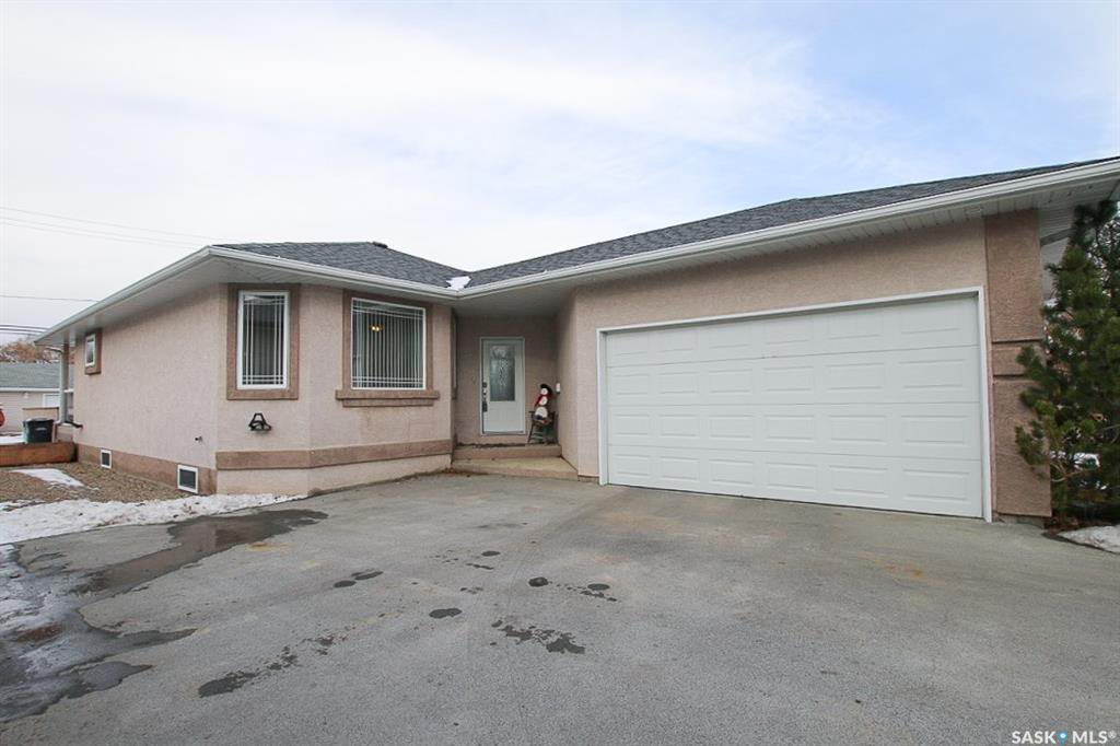 Main Photo: 104 2nd Avenue Southeast in Swift Current: South East SC Residential for sale : MLS®# SK755777