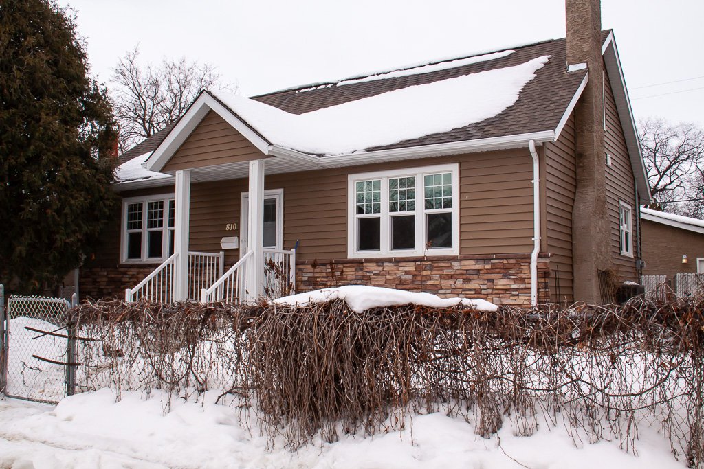 Main Photo: 810 Valour Road in Winnipeg: West End Residential for sale (5C) : MLS®# 1905814