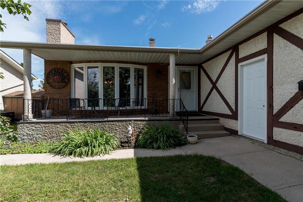 Main Photo: 19 Thornbury Crescent in Winnipeg: Oakwood Estates Residential for sale (3H) : MLS®# 202018546