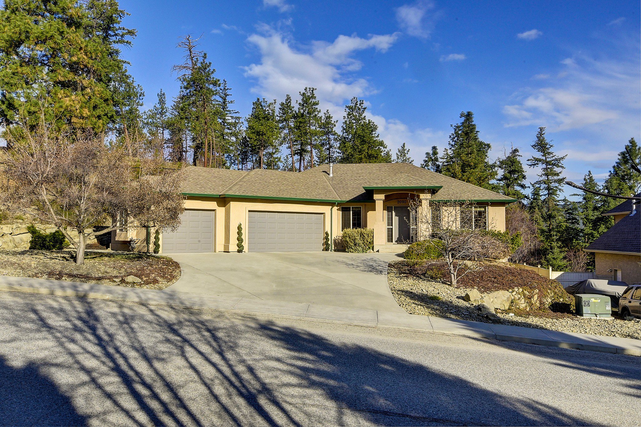 Main Photo: 2090 Chilcotin Crescent in Kelowna: Dilowrth Mt House for sale (Central Okanagan) : MLS®# 10201594