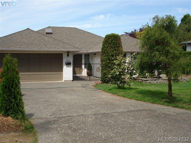 Main Photo: 1912 San Juan Ave in VICTORIA: SE Gordon Head House for sale (Saanich East) : MLS®# 507002