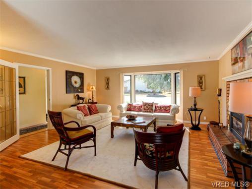 Main Photo: 10417 Finch Pl in SIDNEY: Si Sidney North-East House for sale (Sidney) : MLS®# 744414