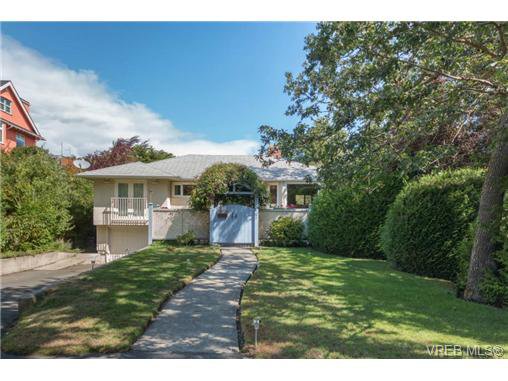 Main Photo: 10 Beach Drive in VICTORIA: OB South Oak Bay Single Family Detached for sale (Oak Bay) : MLS®# 354456