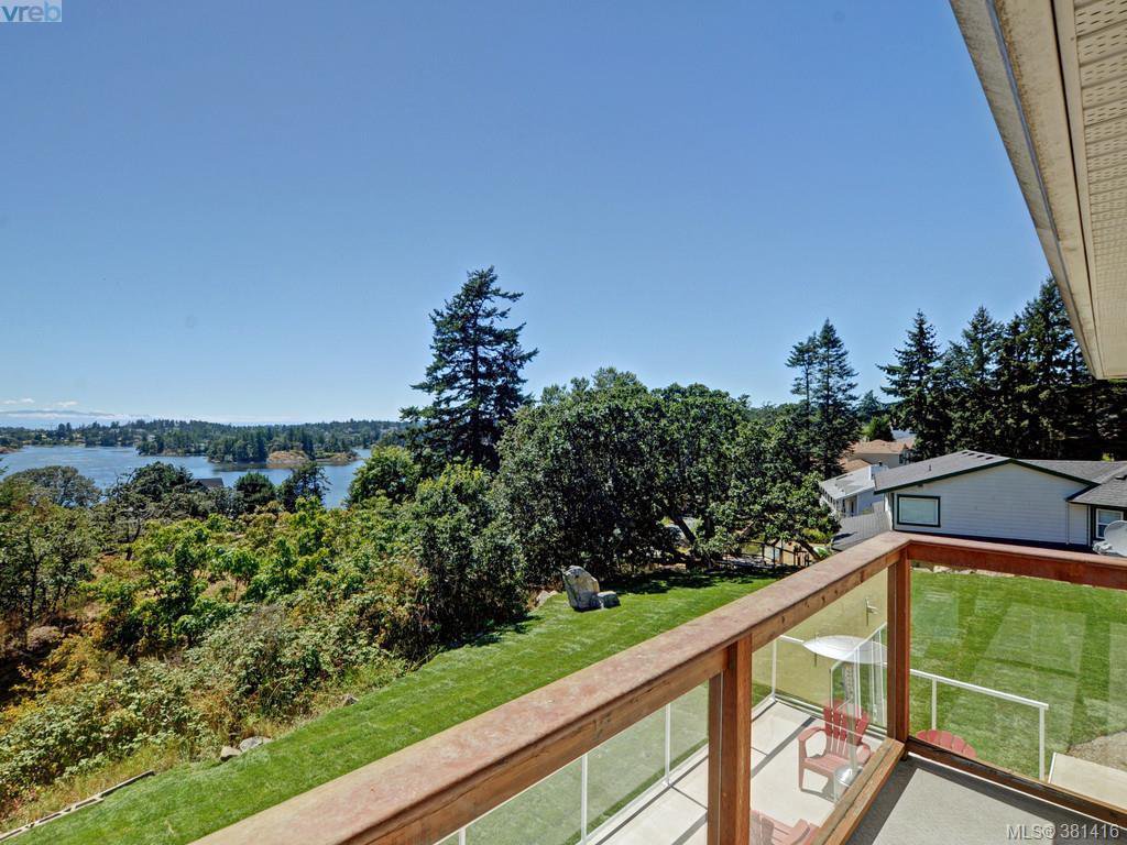 Main Photo: 1187 W Burnside Road in VICTORIA: SW Strawberry Vale Single Family Detached for sale (Saanich West) : MLS®# 381416