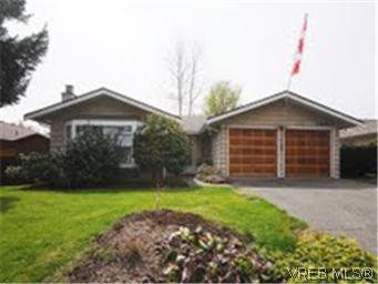 Main Photo: 1255 Mariposa Ave in VICTORIA: SW Strawberry Vale House for sale (Saanich West) : MLS®# 569284