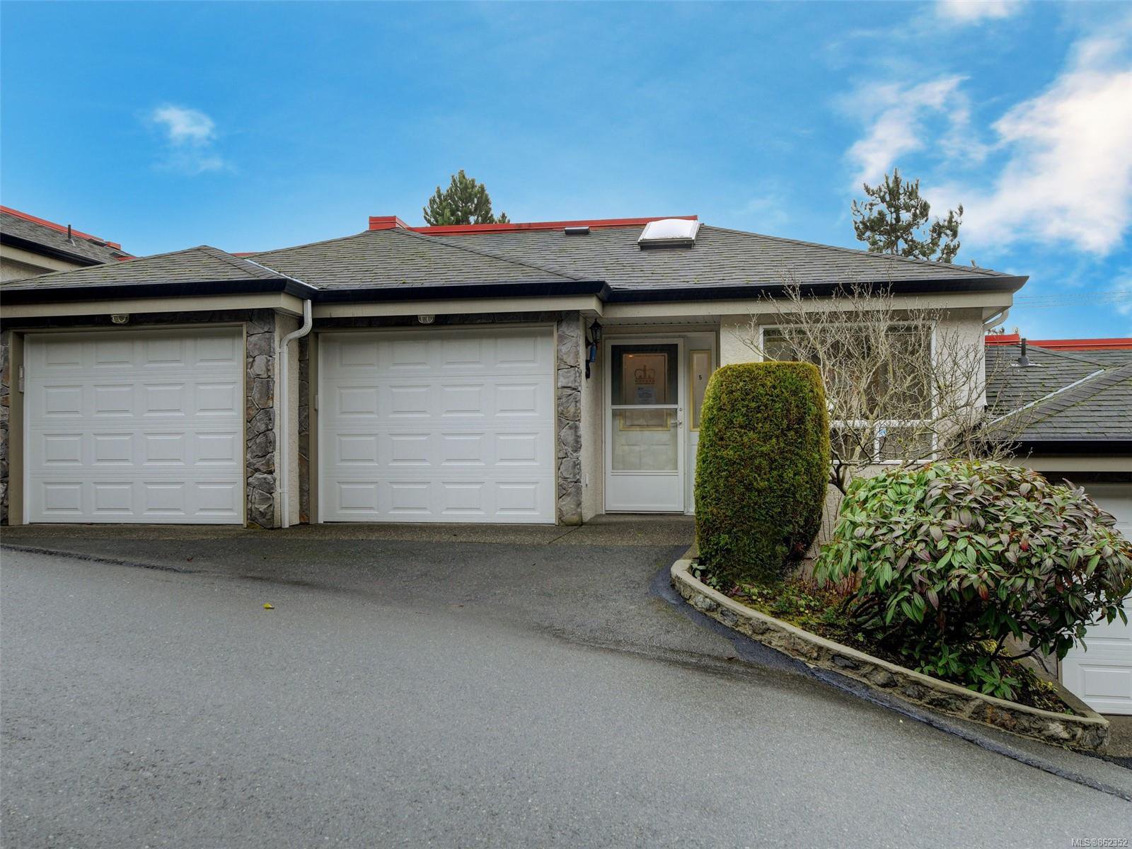 Main Photo: 5 300 Six Mile Rd in : VR Six Mile Row/Townhouse for sale (View Royal) : MLS®# 862352