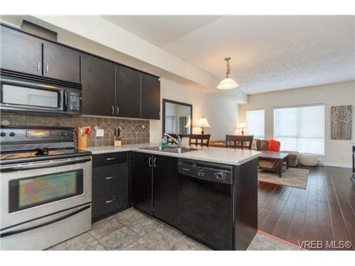 Main Photo: 106 3915 Carey Rd in VICTORIA: SW Tillicum Condo Apartment for sale (Saanich West) : MLS®# 728497