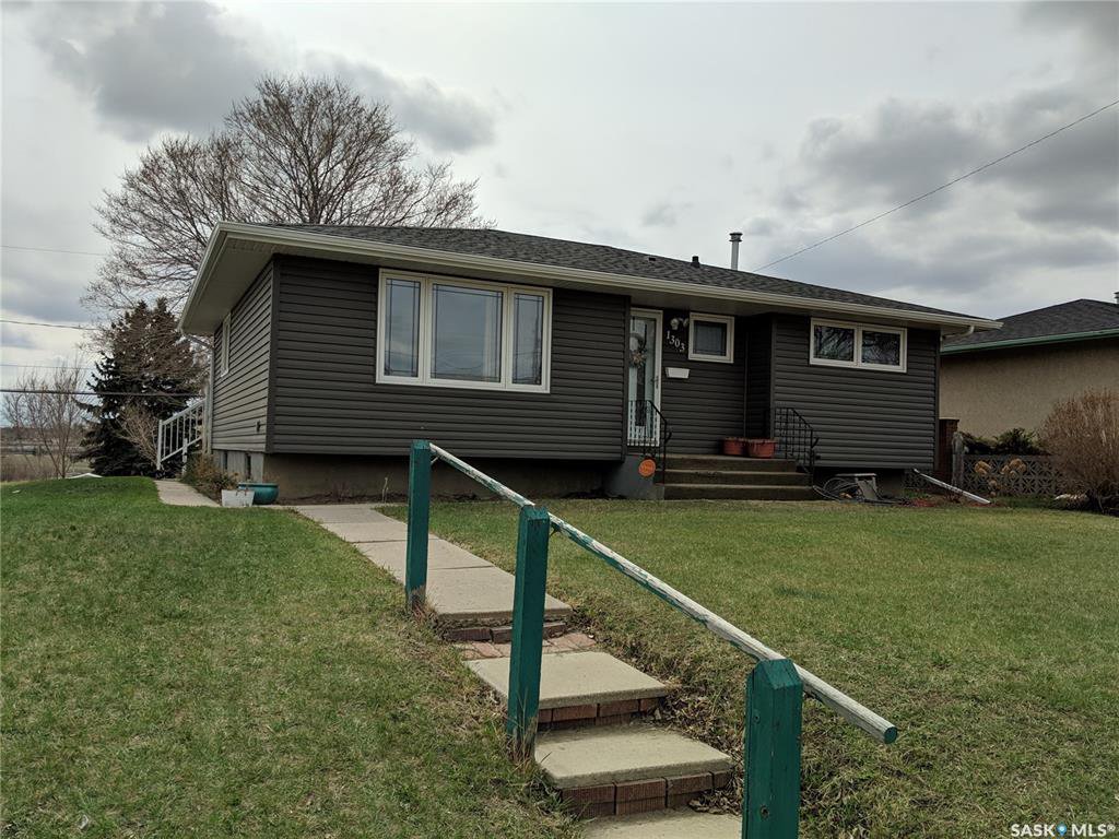 Main Photo: 1303 Athabasca Street West in Moose Jaw: Palliser Residential for sale : MLS®# SK768690
