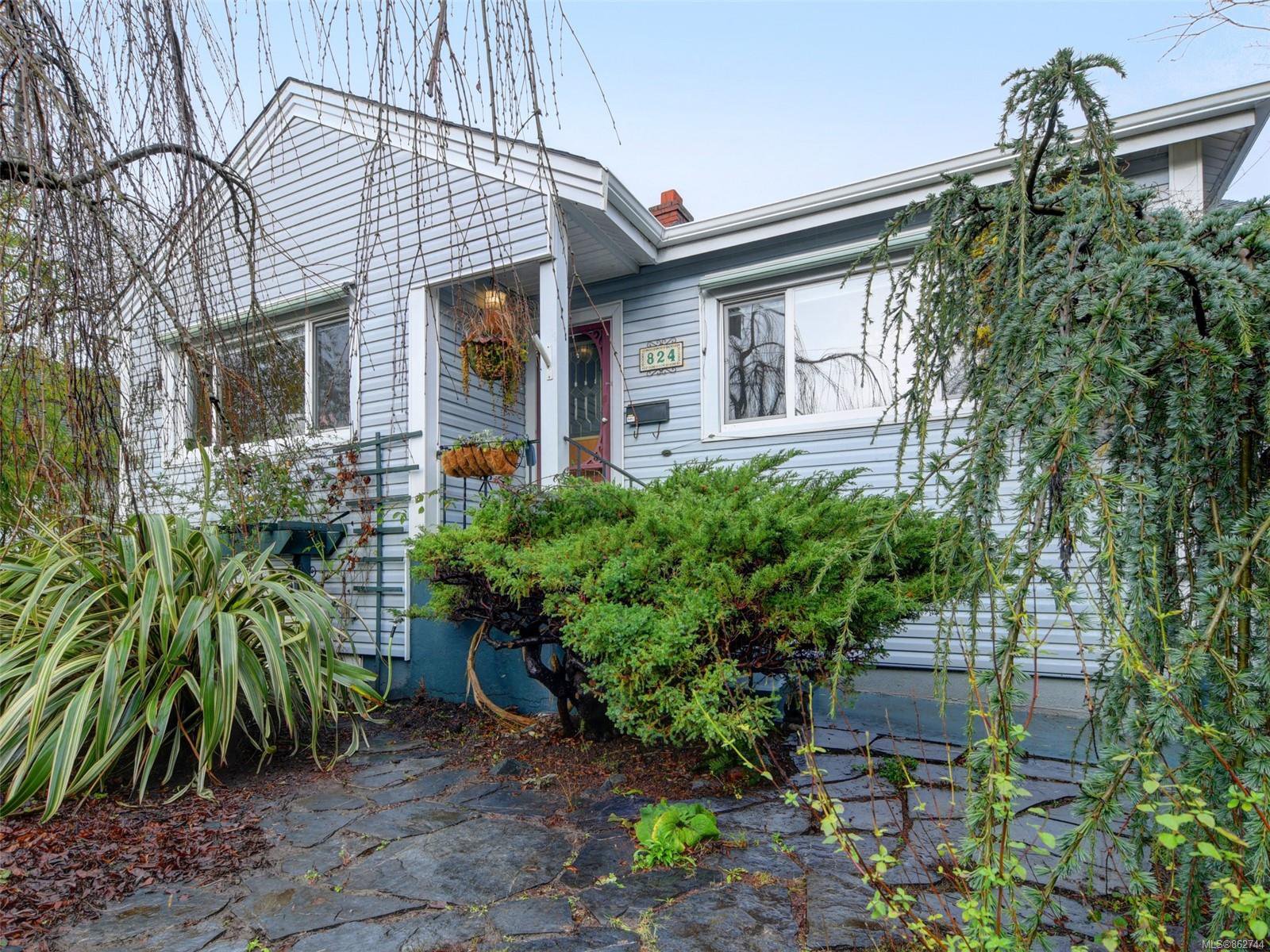 Main Photo: 824 Wollaston St in : Es Old Esquimalt House for sale (Esquimalt) : MLS®# 862744