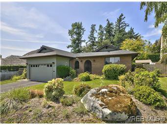 Main Photo: 739 E Viaduct Ave in VICTORIA: SW Royal Oak Single Family Detached for sale (Saanich West) : MLS®# 581371