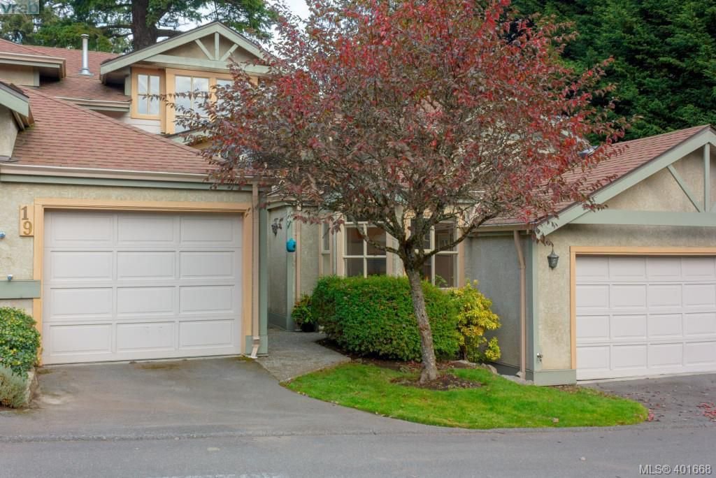Main Photo: 19 500 Marsett Pl in VICTORIA: SW Royal Oak Row/Townhouse for sale (Saanich West) : MLS®# 801524