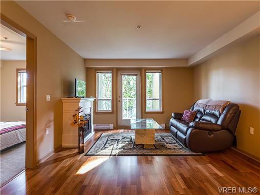 Main Photo: 202 655 Goldstream Ave in VICTORIA: La Fairway Condo Apartment for sale (Langford) : MLS®# 713644
