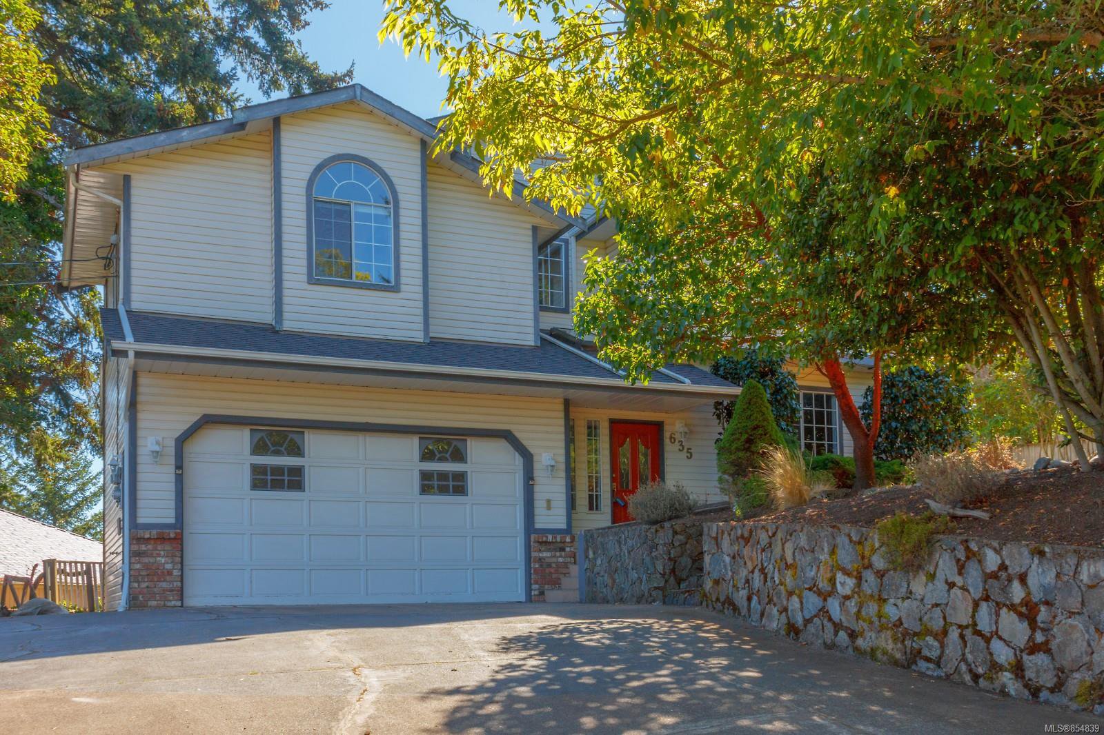 Main Photo: 635 Pattmatt Pl in : Co Triangle House for sale (Colwood) : MLS®# 854839