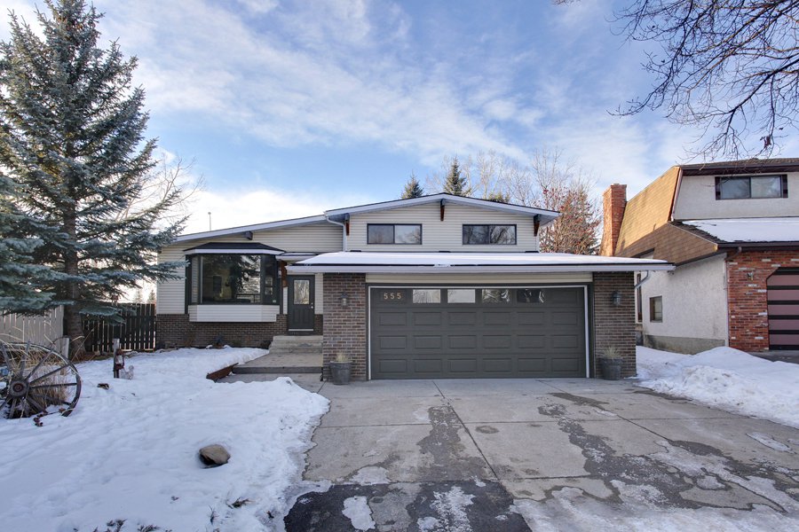 Main Photo: 555 Woodpark Crescent SW in Calgary: House for sale : MLS®# C3650017