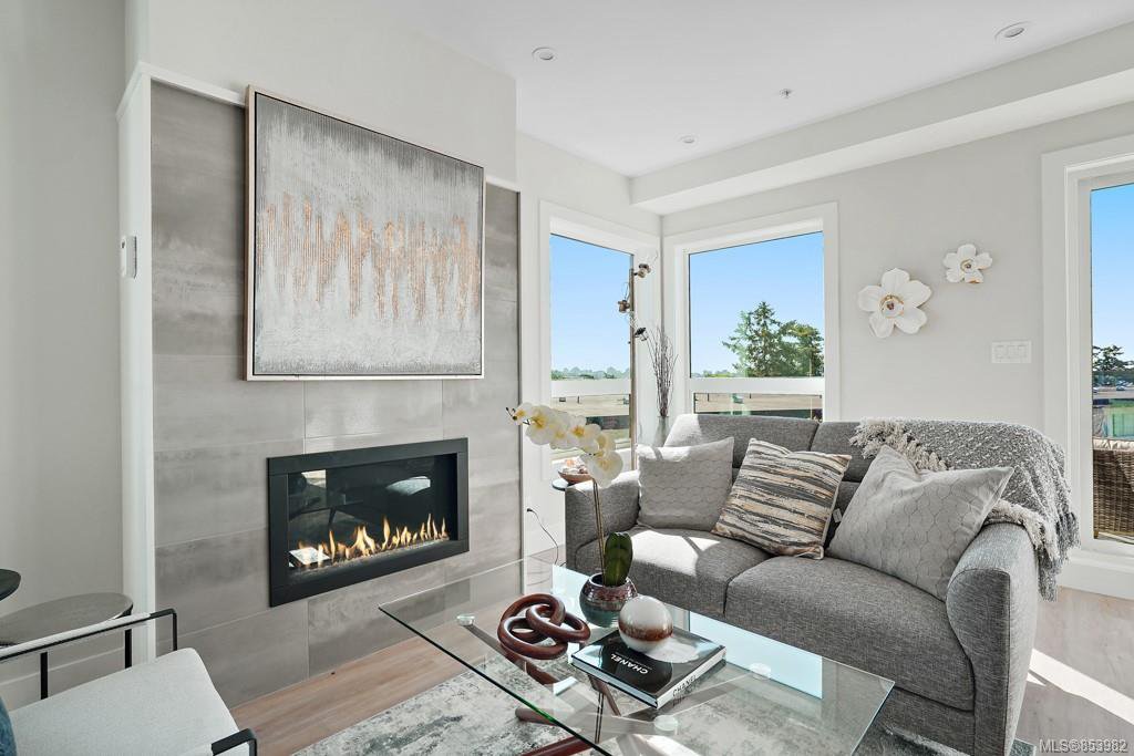 Main Photo: 4G 835 Dunsmuir Rd in : Es Esquimalt Condo for sale (Esquimalt) : MLS®# 853982