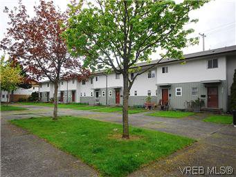 Main Photo: 386 W Burnside Rd in VICTORIA: SW Tillicum Row/Townhouse for sale (Saanich West) : MLS®# 571261